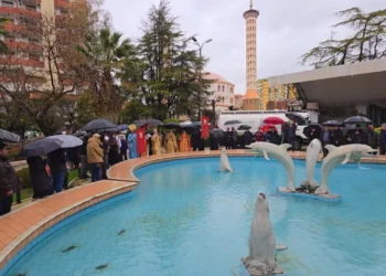 Besimtarët ortodoksë festojnë ditën e ‘Ujit të Bekuar’ në Fier, kryqi kapet sërish nga 18-vjeçari –