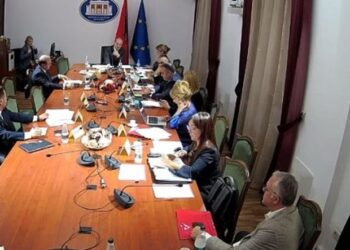 Me 13 vota pro, Komisioni i Jashtëm kalon projektligjin për Bordin e Paqes –