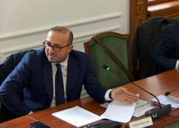 Nuk shkohet në Europë me çizme të baltosura dhe brekë të grisura –