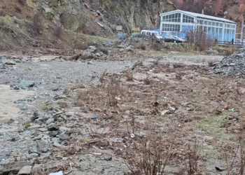 Rrëshqitja e dherave paralizon qarkullimin dhe izolon familjet në fshatin Cernaleva të Kukësit –