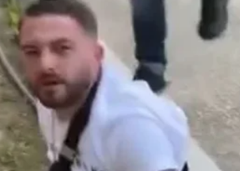 VIDEO/ Finemi dhunon Lim Hotin në mes të rrugës –