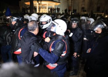 Deputeti Luçiano Boçi përplaset me policinë, hidhet gazlotsjellës dhe ujë me piper ndaj protestuesve –