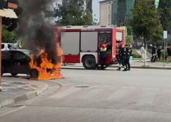 Makina shpërthen në flakë në mes të qytetit të Fierit, shoferi shpëton në çastin e fundit –