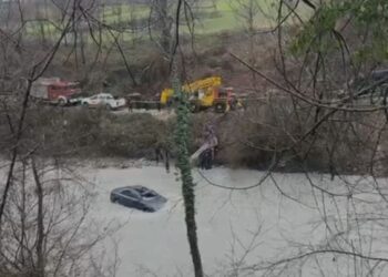 Klos/ Makina përfundon në përrua asnjë kontakt me drejtuesin vijojnë kërkimet –