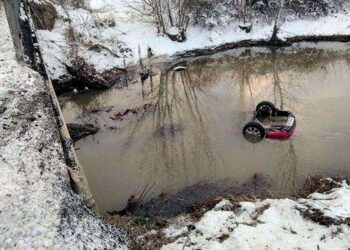 Detaje nga aksidenti në Klos/ I dehur në timon, ra në përrua dhe iku duke lënë shokun në mëshirë të ujit, policia nis kërkimet –
