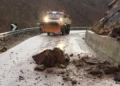 Rrëshqitje gurësh në rrugët e Kukësit, disa fshatra pa energji nga reshjet e shiut –
