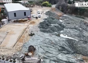 Ndërtonte pa leje dhe mbetjet i hidhte në lumin e Tiranës, arrestohet 43-vjeçari (VIDEO) –