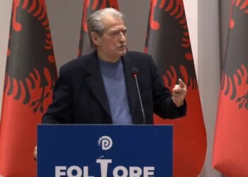 “Çdo gjë përfundon në këmbët e saj”, Berisha karikon të rinjtë e FRPD para protestës, sulm GJK për Belinda Ballukun –