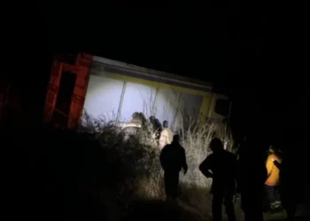 Zjarri në Orikum, mjeti i zjarrfikësve ngec mbi lagunë (VIDEO) –