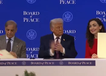 Osmani shtrëngon duart me Trump, Kosova nënshkruan pjesëmarrjen në Bordin e Paqes –