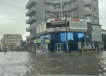Përmbytjet shkaktojnë viktimën e parë, gjendet një trup i pajetë në Durrës –