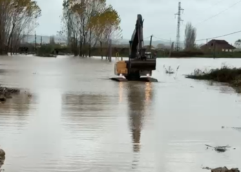 Disa zona të Korçës ende pa energji! Vijon puna për mbylljen e argjinaturës së lumit Devoll –