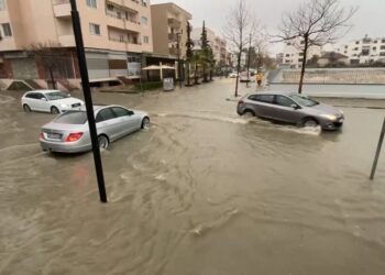 Përmbytjet në qarkun e Durrësit/ Mbi 1.400 ha tokë nën ujë, qindra banorë braktisën shtëpitë –