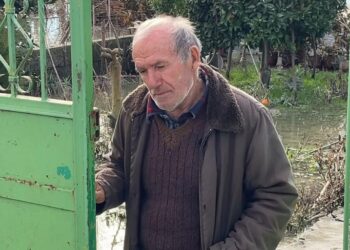 Faleminderit për ujin që na sollët nëpër banesa, gruaja mësoi notin –