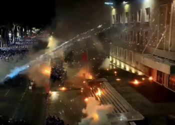 Berisha mbaron fjalën, protestuesit hedhin molotovë dhe flakadane në drejtim të Kryeministrisë –