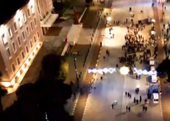 Rrudhet foltorja para Kryeministrisë, protesta e Berishës me pak njerëz –