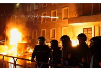 Ballkani, kazani që po vlon nga zemërimi dhe Bashkimi Europian që “bën një sy qorr” –