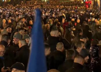 Nis protesta e opozitës para Kryeministrisë, Berisha del nga selia dhe zbret në shesh –