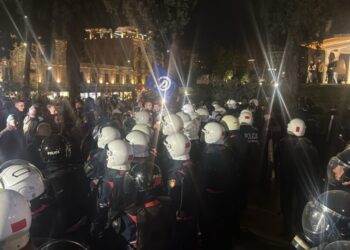 Protestuesit tentojnë të futen brenda Kuvendit, policia hedh gazlotsjellës dhe ujë me piper –