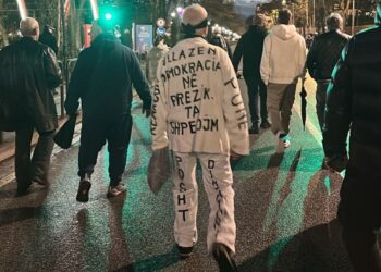 “Vllazën, demokracia në rrezik”, protestuesi tërheq vëmendjen me veshjen e pazakontë –