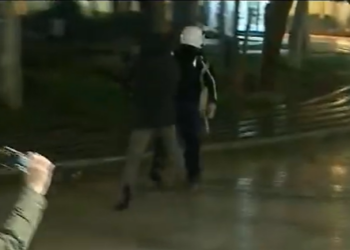 Protestuesi shkëputet nga turma dhe e ndjek me çadër në dorë, efektivi i policisë largohet me vrap (Video) –