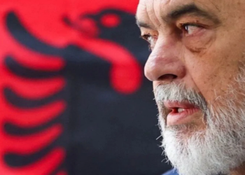 Vendi në pikë kthese! Revolucioni në Shqipëri, një mundësi për ndryshim –