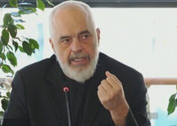 Rama diskuton pasojat e përmbytjeve dhe menaxhimin e mbetjeve në takimin me kryebashkiakët –