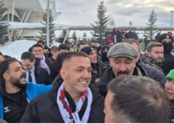 Qindra tifozë në aeroport, Rei Manaj pritet si hero pas rikthimit në Turqi –