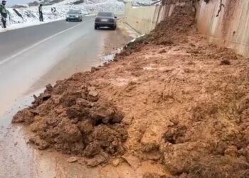 Rrëshqitje dherash në Rrugën e Arbrit, bllokohet qarkullimi në një korsi –