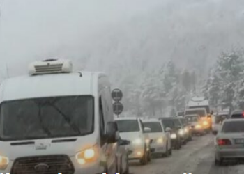 Reshjet e dëborës në Rrugën e Arbrit, disa makina dalin nga rruga dhe përfundojnë në kanal –