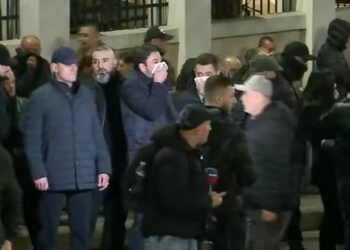 Me shami në hunds për të bllokuar gazin lotsjellës, Shkëlzen Berisha shfaqet në protestë –