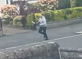 Ndoqi me sharrë elektrike policin në rrugë/ Ja me sa vite burg dënohet shqiptari në Skoci –