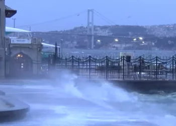 Moti i keq godet Stambollin, anulohen fluturimet dhe lundrimet me traget