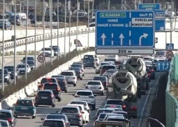 Shkuan për të parë borën në Dajt, qytetarët bllkohen në trafik kilometrik –