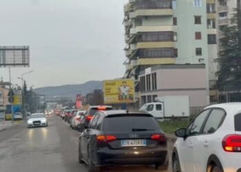 Vijon trafiku i rënduar, rradhë të gjata makinash në aksin Elbasan-Bradashesh –