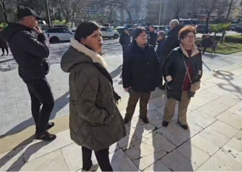 Tregtarët e Vlorës sërish në protestë: Bashkia po na heq bukën e gojës