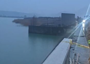 Aksidenti në urën e Spatharit, 3 personat dolën në pjesën poshtë urës, njëri i plagosur rëndë –