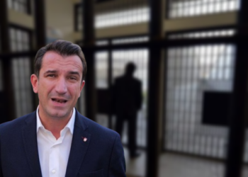 Genjen, refuzoi të dilte nga qelia, jo se u vonua makina për çuar në gjyq –