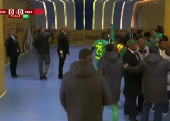 Skandal në finalen e Kupës së Afrikës, trajneri i Senegalit urdhëron lojtarët të dalin nga fusha…protestë për një penallti –