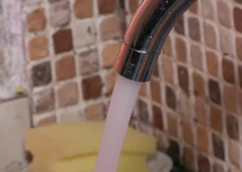 Qytetarët ankohen për klorin dhe erën e ujit në Tiranë, bashkia e gjen “shkakun” tek depozitat e pallateve –