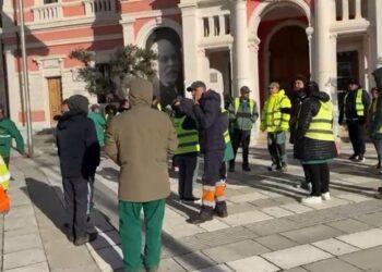 Kushtet jo të mira në punë, punonjësit e gjelbërimit në Vlorë dalin sërish në protestë –