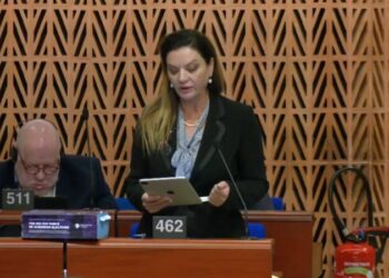 Eksodi i të rinjve po zbraz Shqipërinë! Kur rinia largohet, demokracia gërryhet –