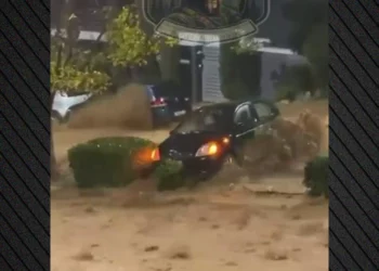 Moti i keq në Greqi, humb jetën një grua pasi u mor nga uji dhe u përplas nga një makinë (Video) –