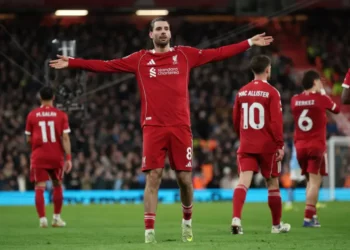 Një supergol dhe kartoni i kuq, Szoboszlai luftëtar i vetmuar në Anfield –
