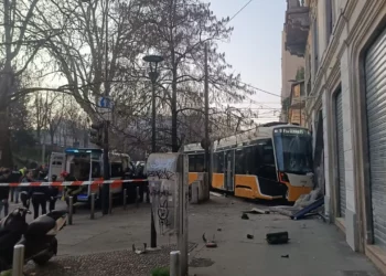 Tramvaji del nga shinat në Milano dhe përplas këmbësorët, një i vdekur dhe 39 të plagosur –