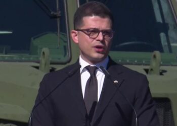 Mbërrijnë raketat amerikane JAVELIN, i shkarkuari Piro Vëngu në krah të Nancy VanHor –