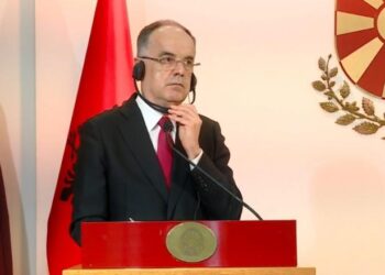 Presidenti Begaj vendos kufjet edhe kur gazetarët e pyesin shqip –