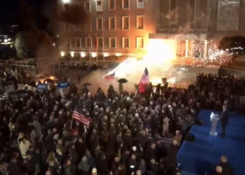 Molotovë drejt Kryeministrisë, forcat e rendit kundërpërgjigjen me gaz lotsjellës –