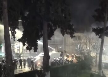 Tensionon tek Parlamenti, hidhen dhjetëra molotovë, policia përgjigjet me gaz lotsjellës –