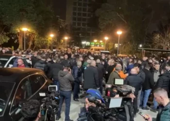 Protestuesit tërhiqen te selia e PD, Berisha mbyll protestën –